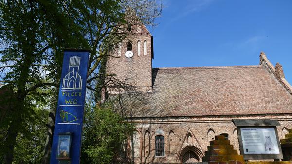 Die Wallfahrtskirche in Buckow wurde 1344 erstmals urkundlich erwähnt. Ein sogenanntes Hostienwunder brachte der Kirche den Status einer Wallfahrtskirche ein.