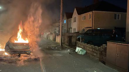 Der Ford Focus von Jane Palmer brennt in der Highmead Road in Ely, Cardiff, während einer „groß angelegten Störung“ nach einem schweren Verkehrsunfall in der Snowden Road in Ely.