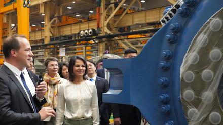 In Tianjin besuchte Außenministerin Annalena Baerbock den deutschen Getriebehersteller Flender.