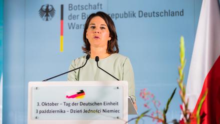 Außenministerin Annalena Baerbock bei den Feierlichkeiten zum Tag der deutschen Einheit in der deutschen Botschaft in Warschau. 