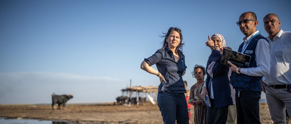 Außenministerin Annalena Baerbock in den Marschgebieten im Süden Iraks.  