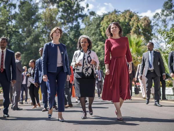 Annalena Baerbock (Bündnis90/Die Grünen, r) Foreign Minister, goes together with Catherine Colonna (l), Foreign Minister of France, next to Sahle-Work Zewde (M), President of Ethiopia.