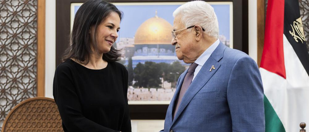 Außenministerin Annalena Baerbock (Bündnis 90/Die Grünen) mit Mahmud Abbas, Präsident der Palästinensischen Autonomiebehörde in seinem Amtssitz.
