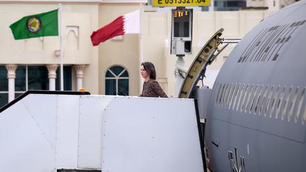 Bundesaußenministerin Annalena Baerbock (Grüne) steigt auf dem Doha International Airport aus dem Flugzeug.