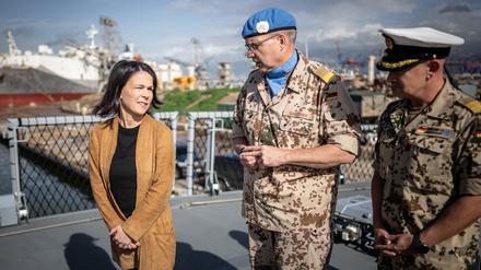 Annalena Baerbock im Gespräch mit deutschen Soldaten der UNIFIL-Mission