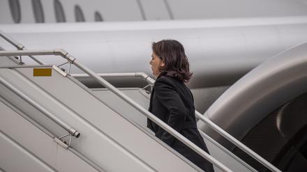 Annalena Baerbock (Die Grünen), Außenministerin, steigt auf dem Flughafen in ein Flugzeug der Luftwaffe um nach Abu Dhabi, Hauptstadt der Vereinigten Arabischen Emirate zu fliegen. 
