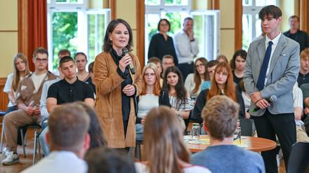 Annalena Baerbock, Außenministerin, ist in ihrer Funktion als Brandenburger Grünen-Bundestagsabgeordnete an der Gesamtschule 3 mit gymnasialer Oberstufe und spricht mit Schülern. 