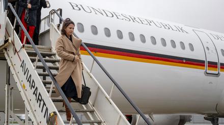 Annalena Baerbock, Außenministerin, steigt aus einem Flugzeug der Flugbereitschaft des Bundesministeriums für Verteidigung am Flughafen Rotterdam Den Haag. (Archivbild)