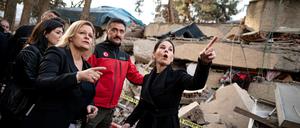 Außenministerin Annalena Baerbock (l.) und Innenministerin Nancy Faeser versprachen bei einem Besuch in Pazarcik weitere Nothilfen. 