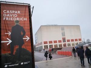 Besucher auf dem Weg zur großen Jubiläumsausstellung in der Kunsthalle mit Werken von Caspar David Friedrich. 
