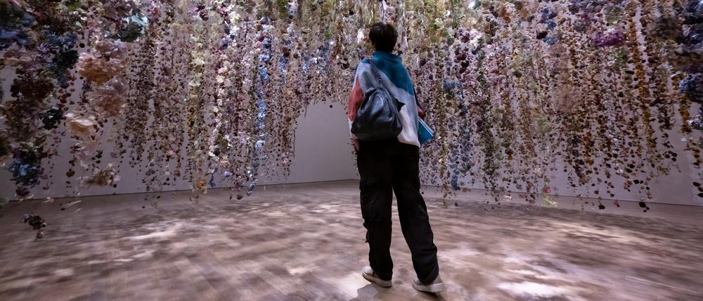  Die Installation „Blütenkelch / Calyx“ von Rebecca Louise Law in der Ausstellung „Flowers Forever. Blumen in Kunst und Kultur“.