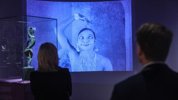 Ausstellungsbesucher schauen sich eine Filmsequenz aus der Revue «La Folie du Jour» mit Josephine Baker an. Die Ausstellung «Josephine Baker - Freiheit - Gleichheit - Menschlichkeit» findet vom 18. Mai bis 24. September 2023 in der Bundeskunsthalle statt.