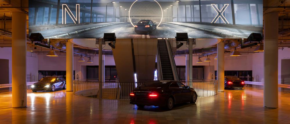 In der Zukunftswelt „NOX“, die der Künstler Lawrence Lek im ehemaligen Kranzler Eck inszeniert, schmeißen selbstfahrende, superintelligente Autos den Laden. 