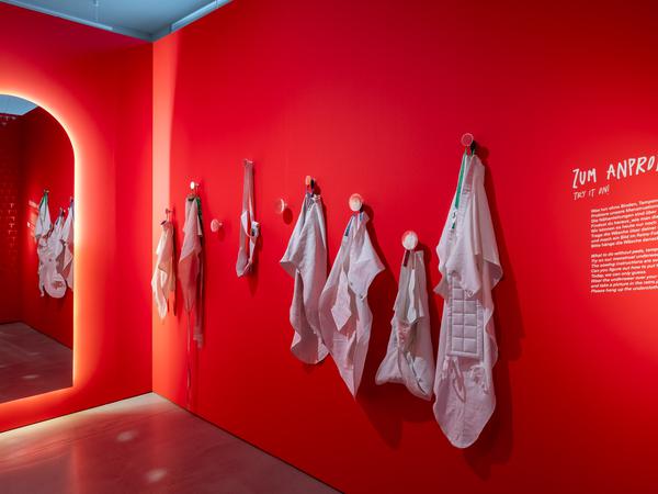 Frühe Formen von Beinkleidern und Unterwäsche gibt es in „Läuft. Die Ausstellung zur Menstruation“ zum Anprobieren.
