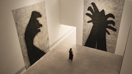 Blick in die Ausstellung „Hunted“ in der Berlinischen Galerie, mit der Zeichnungsserie „Shadows“. 