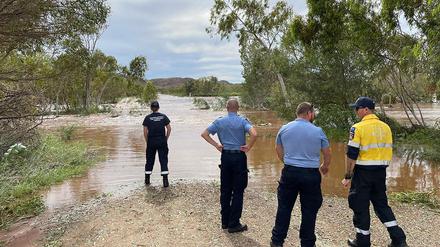 Rettungskräfte stehen vor einem See in Australien. 