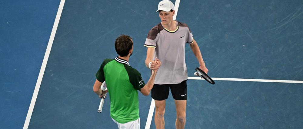 Glückwunsch vom Verlierer. Medwedew (links) gratulierte dem Australian-Open-Sieger Sinner. 