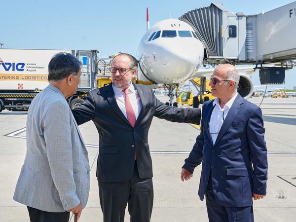 De Oostenrijkse minister van Buitenlandse Zaken Alexander Schallenberg verwelkomt Kamran Ghaderi (rechts) en Massud Mossaheb (links) bij hun terugkeer naar Oostenrijk.  De Oostenrijker zit sinds 2016 en 2019 vast in Iran. 