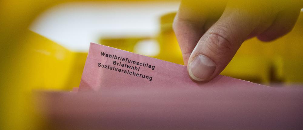 Die Sozialwahlen wurden bisher per Briefwahl abgewickelt, in diesem Jahr wird erstmals auch Online-Voting ausprobiert.