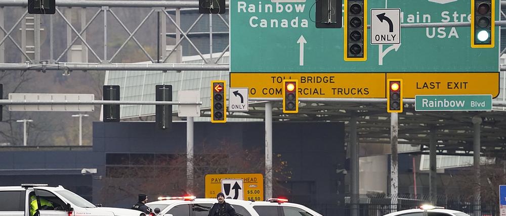 Polizisten sperren den Eingang zur Rainbow Bridge. Der Grenzübergang zwischen den USA und Kanada wurde geschlossen, nachdem ein Fahrzeug an einem Kontrollpunkt auf einer Brücke in der Nähe der Niagara Fälle explodiert war. 