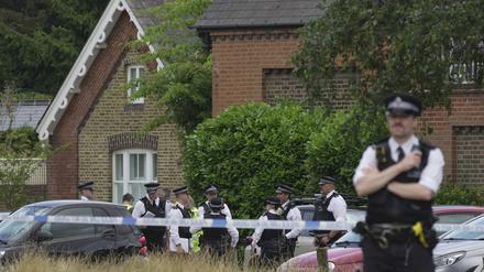 Polizeibeamte errichten eine Absperrung, nachdem ein Auto in ein Grundschulgebäude in Wimbledon gekracht ist. 