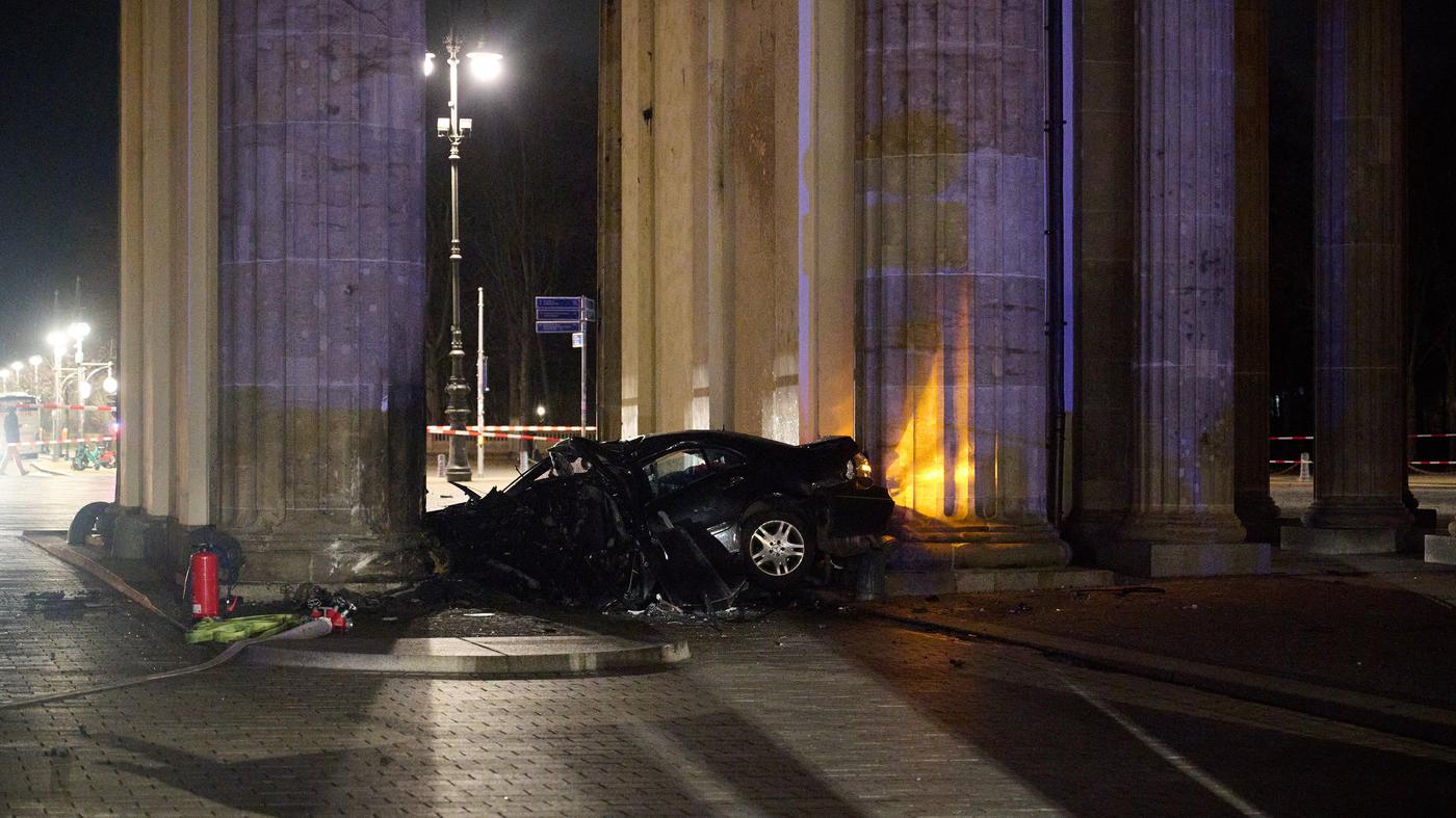 Nach AutoCrash in Berlin Reparatur des Brandenburger Tors kostet 39.000 Euro