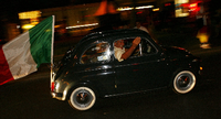 Angekommen. Italiens Migranten (hier beim Autokorso auf dem Ku'damm während der WM 2006) schätzen Berlins Lebensqualität.