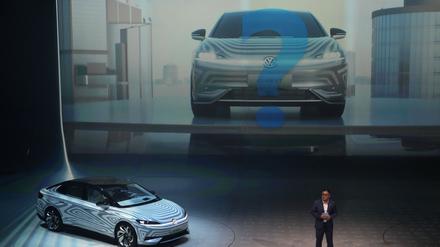 Das neue Konzeptfahrzeug von Volkswagen, die Limousine ID.7, wird auf der Automesse in Shanghai präsentiert. 