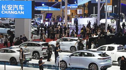 China ist der größte Automarkt der Welt, deshalb gilt die internationale Automesse als besonders wichtig für die Branche. In der Volksrepublik steigt der Absatz von Elektroautos stark. E-Autos haben bereits einen Marktanteil von rund 25 Prozent. 