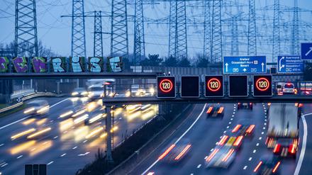 Tempolimit: Deutschland diskutiert ueber eine Geschwindigkeitsbegrenzung auf der Autobahn auf eine Höchstgeschwindigkeit von 120 km/h. 