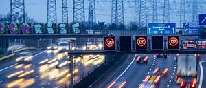 Tempolimit: Deutschland diskutiert ueber eine Geschwindigkeitsbegrenzung auf der Autobahn auf eine Höchstgeschwindigkeit von 120 km/h. 