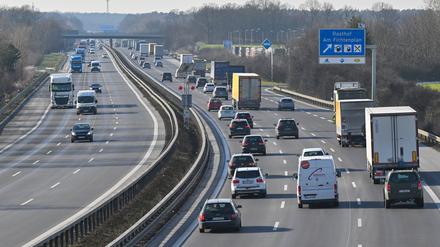 Viel Verkehr ist auf dem südlichen Berliner Ring der Autobahn A10 unterwegs.