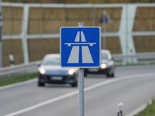Kleintransporter fährt auf Laster auf: Acht Verletzte bei schwerem Unfall auf A10 in Brandenburg