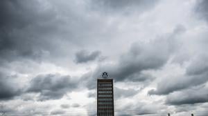 Dunkle Wolken ziehen über das Markenhochhaus auf dem Gelände vom VW Werk Wolfsburg hinweg.