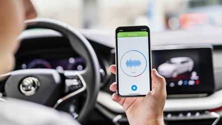 Mit dem Einsatz Künstlicher Intelligenz werden die Betriebsgeräusche im Auto aufgezeichnet und möglicher Wartungsbedarf identifiziert.  