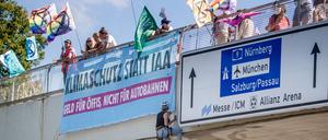 Klimaaktivisten der Extinction Rebellion München demonstrieren gegen die IAA. 