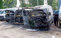 Die Polizei untersucht die ausgebrannten Transporter in Niederschönhausen.