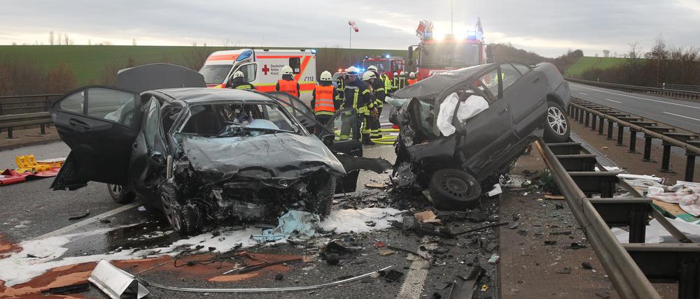 Zwei zerstörte Pkw stehen auf der Autobahn 38 nach einem Frontalzusammenstoß bei dem drei Menschen starben.