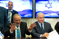 Avigdor Lieberman (links) und Ministerpräsident bei der Unterzeichnung des Koalitionsvertrags.