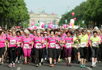 Zahlreiche Frauen nehmen am 21.05.2016 am Avon-Frauenlauf über die 5 km-Distanz in Berlin teil.