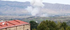 Die Konfliktregion Berg-Karabach im Südkaukasus ist nach Angaben örtlicher Behörden am Mittwochmorgen vom aserbaidschanischen Militär erneut mit Raketen und Artillerie angegriffen worden.