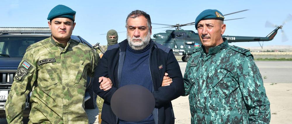 Der aserbaidschanische Grenzdienst hat am 27. September 2023 ein Foto veröffentlicht, das zeigt, wie der Separatistenführer Ruben Vardanyan von zwei aserbaidschanischen Sicherheitsbeamten festgehalten wird.