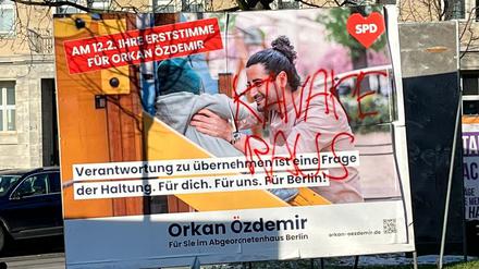 Ein Plakat des SPD-Abgeordenten Orkan Özdemir wurde mit dem Spruch „Kanaken Raus“ beschmiert