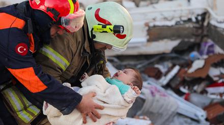 Hulya Yilmaz und ihr Baby Ayse Vera werden nach 29 Stunden unter den Trümmern eines eingestürzten Gebäudes gerettet.