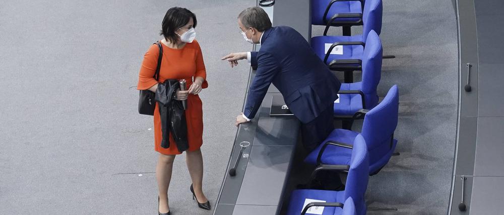 Die Kanzlerkandidatin der Grünen, Annalena Baerbock, und der Kanzlerkandidat der Union, Armin Laschet, im Juni 2021 im Gespräch im deutschen Bundestag.