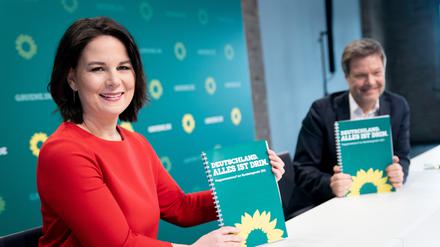 Annalena Baerbock und Robert Habeck, Bundesvorsitzende von Bündnis 90/Die Grünen, stellen den Entwurf des Grünen-Wahlprogramms für die Bundestagswahl vor.
