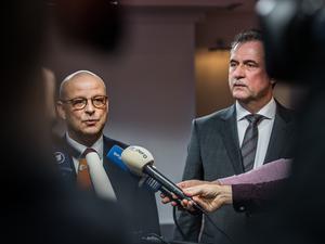 Martin Seiler (l), Personalvorstand Deutsche Bahn AG, und Claus Weselsky, Bundesvorsitzender der Gewerkschaft Deutscher Lokomotivführer (GDL), äußern sich gegenüber den Journalisten.