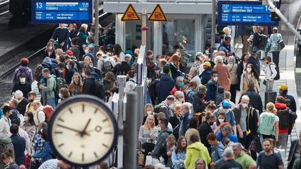 Zahlreiche Reisende warteten am Hamburger Hauptbahnhof.  