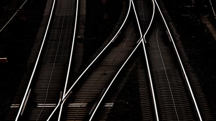 Bahngleise im Gegenlicht, aufgenommen am 15.10.2014 in Hannover. Foto: Julian Stratenschulte/dpa +++(c) dpa - Bildfunk+++