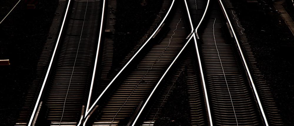 Bahngleise im Gegenlicht, aufgenommen am 15.10.2014 in Hannover. Foto: Julian Stratenschulte/dpa +++(c) dpa - Bildfunk+++